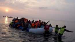 Turci pomáhajú nelegálnym migrantom a stupňujú napätie v Egejskom mori, tvrdia Atény