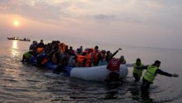 dobrovoľníci pomáhajú migrantom a utečencom, ktorí sa na člnoch doplavili k brehom gréckeho ostrova Lesbos