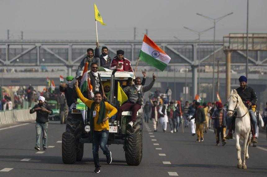 V Indii protestovali desaťtisíce roľníkov, do Naí Dillí prišli na traktoroch a koňoch