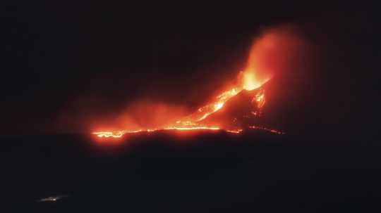 Etna sa opäť prebudila k životu, na Sicílii varujú pred únikom popola do atmosféry