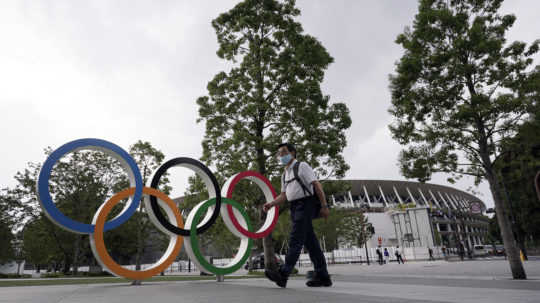 Do olympiády dostaneme pandémiu pod kontrolu, tvrdí japonský premiér