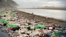 Jednu z najvychýrenejších pláží v Brazílii pokryl plastový odpad