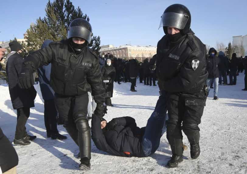 Protesty proti väzneniu Navaľného pokračujú, polícia zadržala vyše 5 000 ľudí