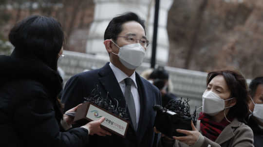 Dediča spoločnosti Samsung odsúdili pre korupčný škandál