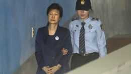Bývalá prezidentka Južnej Kórey si odsedí 20 rokov za mrežami, potvrdil súd