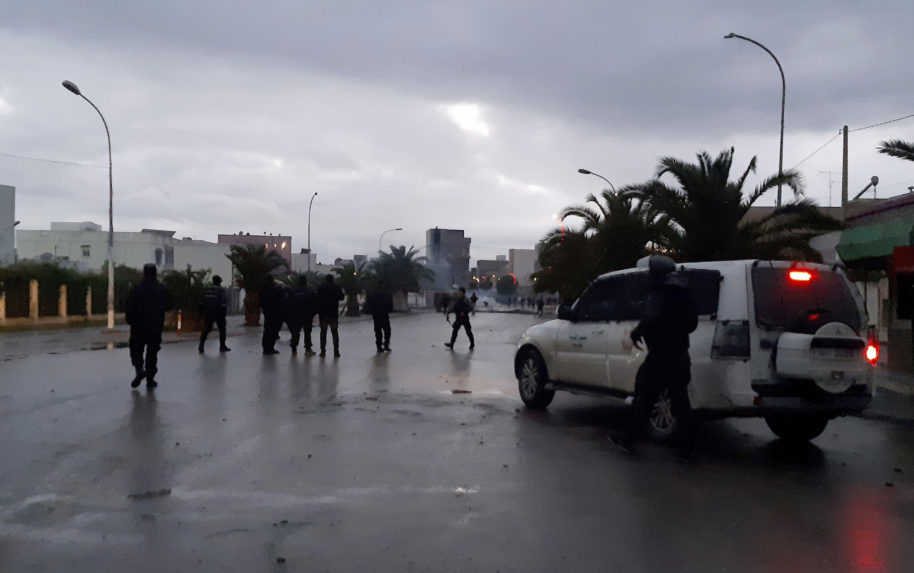Počas nepokojov v Tunisku zadržali viac ako 600 ľudí
