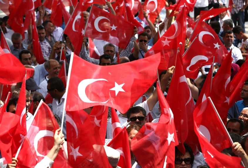 Zatýkanie pre neúspešný puč pokračuje, v Turecku zadržali 44 sudcov a prokurátorov