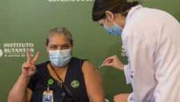 Očkovanie v Brazílii sa začalo s oneskorením, predchádzal mu politický boj