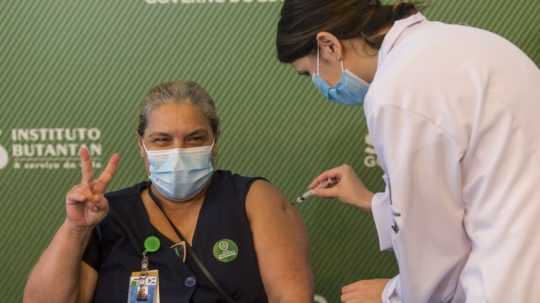Očkovanie v Brazílii sa začalo s oneskorením, predchádzal mu politický boj
