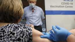 Veľká Británia bude očkovať nonstop, chce poraziť rýchlo sa šíriaci koronavírus
