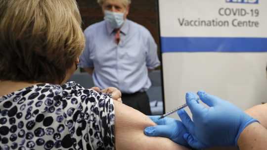 Veľká Británia bude očkovať nonstop, chce poraziť rýchlo sa šíriaci koronavírus