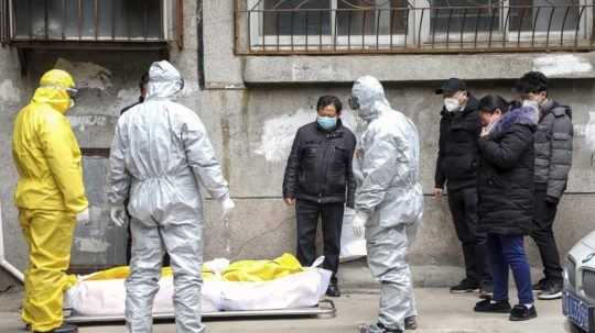 Čínske úrady tlačia na rodiny obetí z Wu-chanu. Nechcú, aby sa stretli s tímom WHO