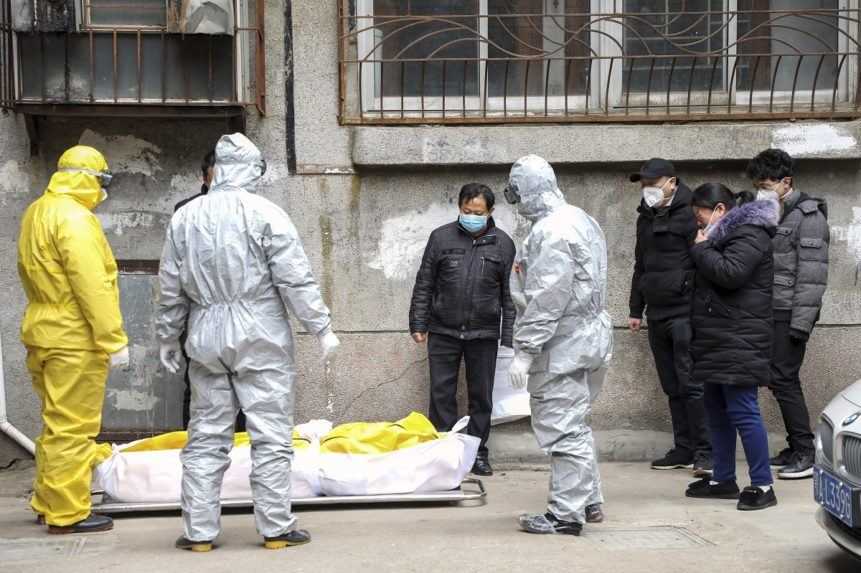 Čínske úrady tlačia na rodiny obetí z Wu-chanu. Nechcú, aby sa stretli s tímom WHO
