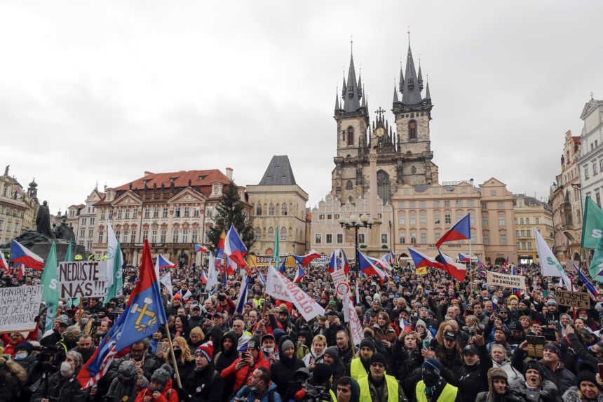 V Prahe protestovali proti opatreniam, na pódiu vystúpili Klaus i Landa