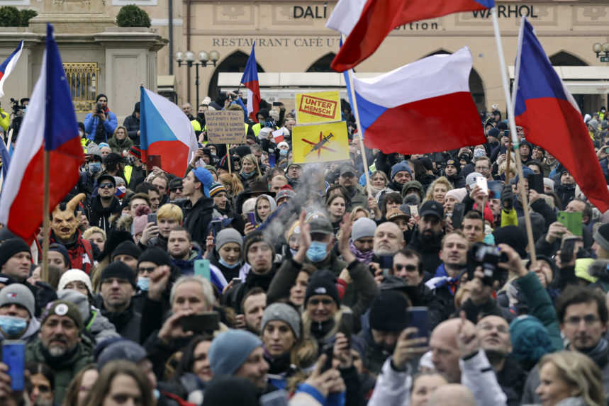 V Prahe protestovali proti opatreniam, na pódiu vystúpili Klaus i Landa