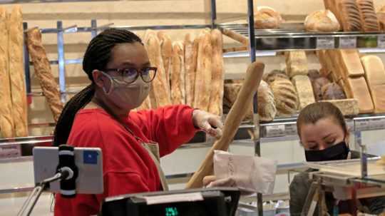 Francúzsky pekár si hladovkou vymohol, aby nedeportovali jeho učňa z Afriky