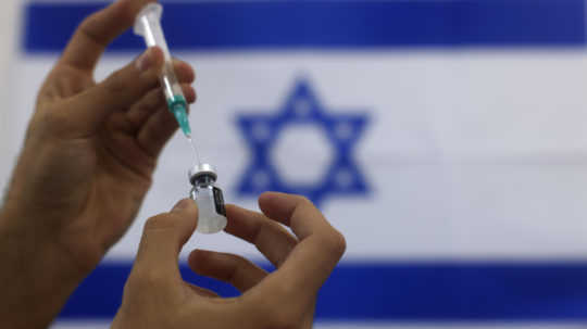 Za vakcínu jedlo zdarma. Tel Aviv motivuje ľudí k očkovaniu