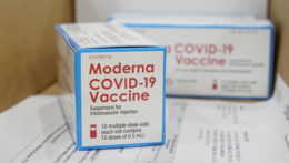 Krabice obsahujúce vakcínu proti ochoreniu COVID-19 od americkej biotechnologickej spoločnosti Moderna.