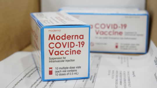 Krabice obsahujúce vakcínu proti ochoreniu COVID-19 od americkej biotechnologickej spoločnosti Moderna.