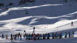 Vo švajčiarskom St. Moritz sú v karanténe dva hotely, lyžiarske školy sú zatvorené