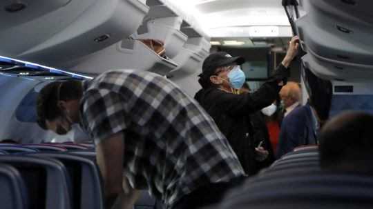 V lietadlách aj v taxíkoch. Američania budú musieť povinne nosiť rúška vo verejnej doprave
