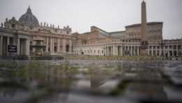 Vo Vatikáne začali proti koronavírusu očkovať bezdomovcov