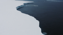 V južnom Atlantiku sa rozpolil ľadovec
