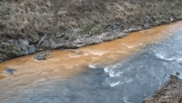 Červená voda v potoku aj v rieke vystrašila Handlovčanov
