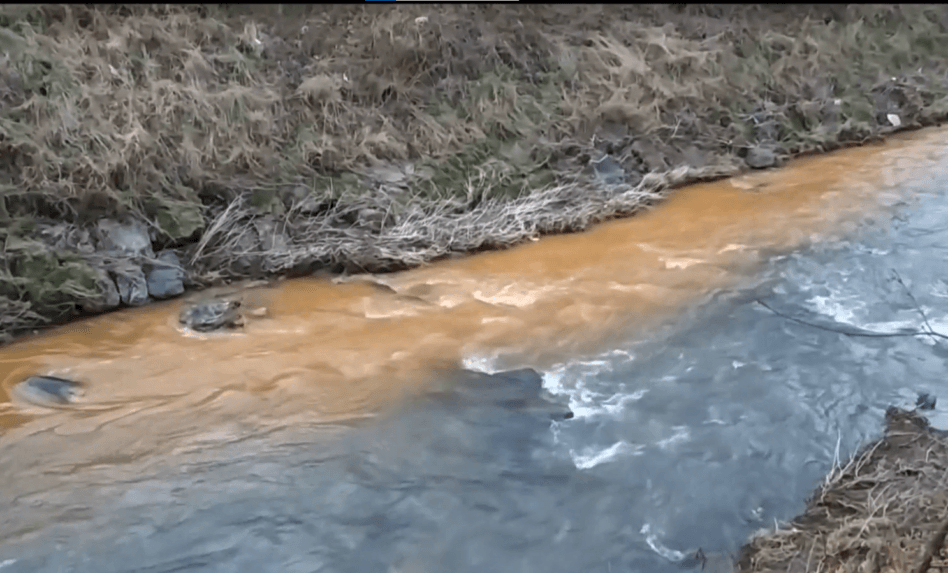Červená voda v potoku aj v rieke vystrašila Handlovčanov