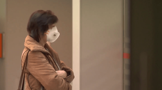 Čoraz viac krajín zavádza povinné nosenie respirátorov FFP2