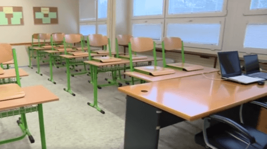 Školské lavice ostávajú prázdne, vysvedčenia sú elektronické