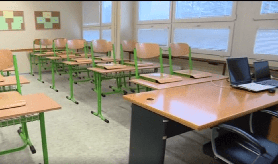 Školské lavice ostávajú prázdne, vysvedčenia sú elektronické