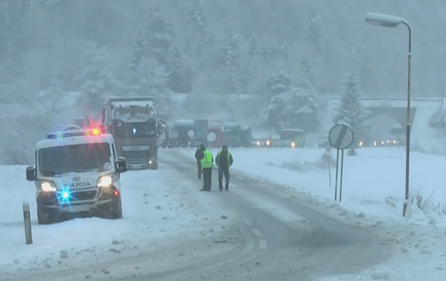 Husté sneženie a vietor potrápili vodičov na severovýchode Slovenska