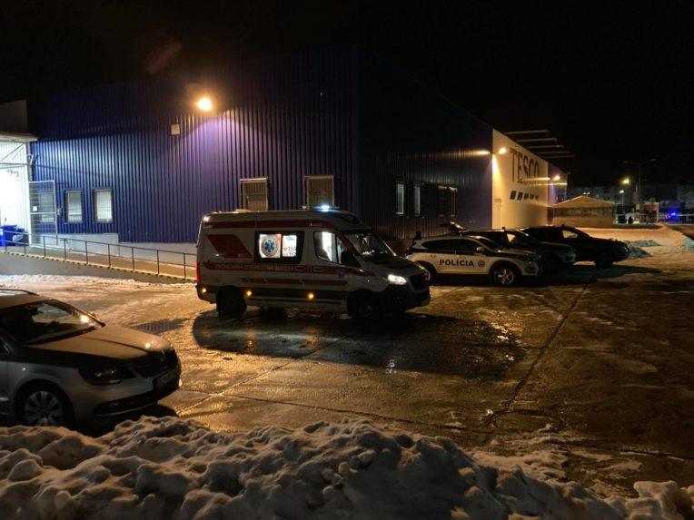 Rukojemnícka dráma v Kežmarku sa skončila, polícia z nákupného centra vyviedla páchateľa