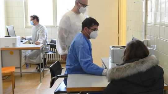 Chirurg cez pandémiu pracuje na stavbe. Zahraničným zdravotníkom na Slovensku bráni pomáhať byrokracia