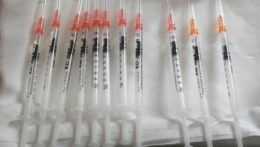 Na Slovensku zaočkovali menej ľudí ako mohli, chýbali vhodné striekačky