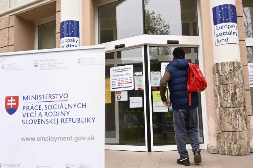 Miera nezamestnanosti na Slovensku stúpa tretí mesiac po sebe