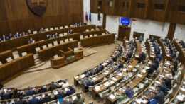 Parlament schválil predĺženie núdzového stavu