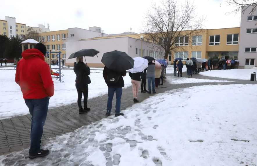 Pre koronavírus je na Slovensku v nemocniciach 3 500 ľudí