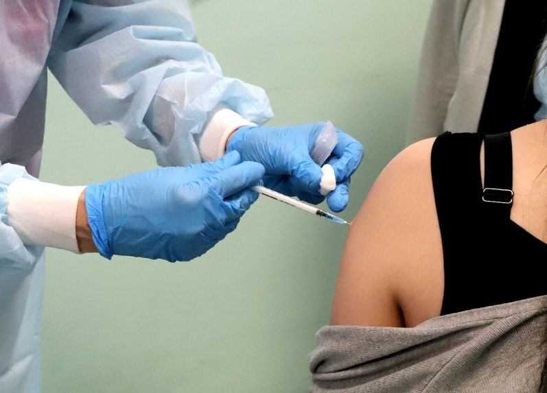 Vakcínu budú môcť na Slovensku dostať aj nepoistení cudzinci či ľudia bez domova