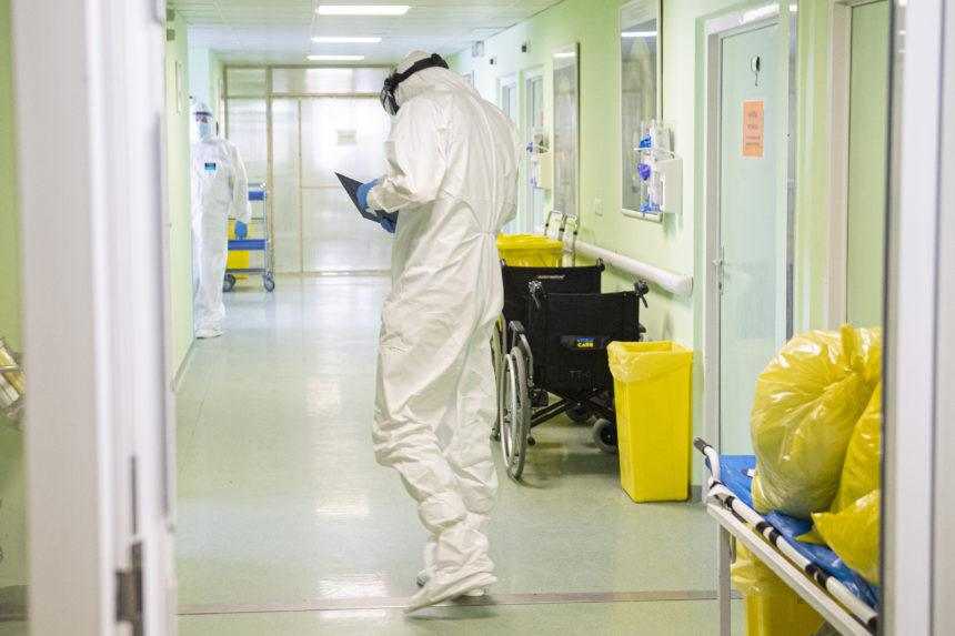 Koronavírusu podľahlo ďalších 107 ľudí, počet hospitalizovaných opäť stúpa