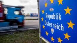 Rakúsko uvoľnilo pravidlá na hraniciach, s nákupmi „na otočku“ treba ešte počkať