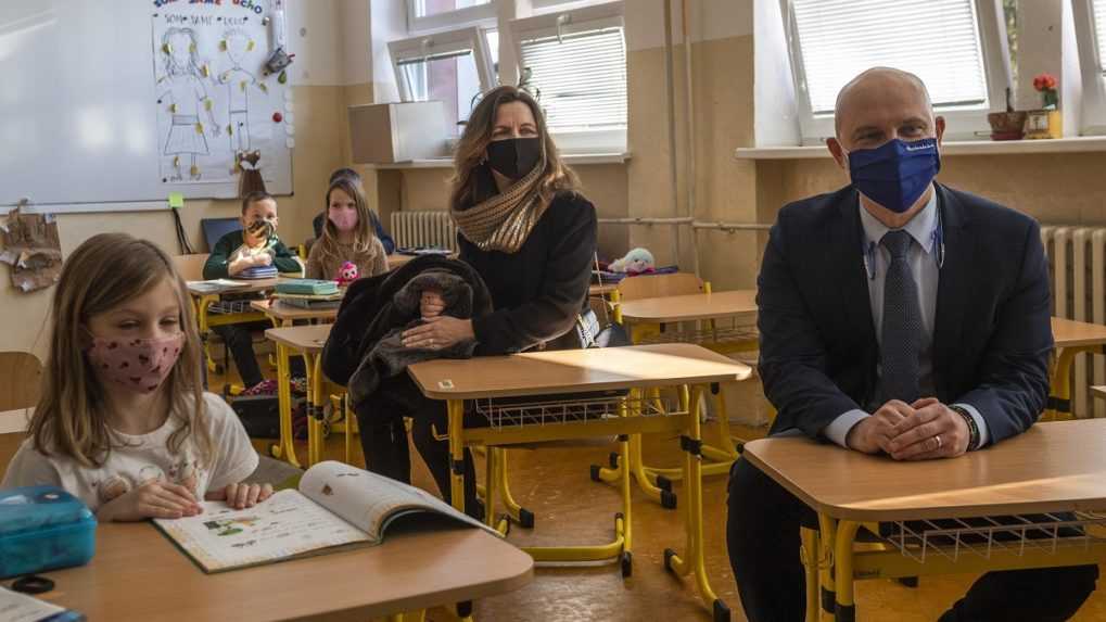 Minister školstva Gröhling vyzval učiteľov, aby sa zaočkovali