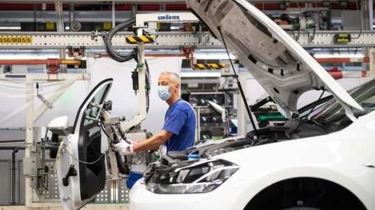 Automobilovému priemyslu chýbajú čipy, VW už v Nemecku obmedzil výrobu
