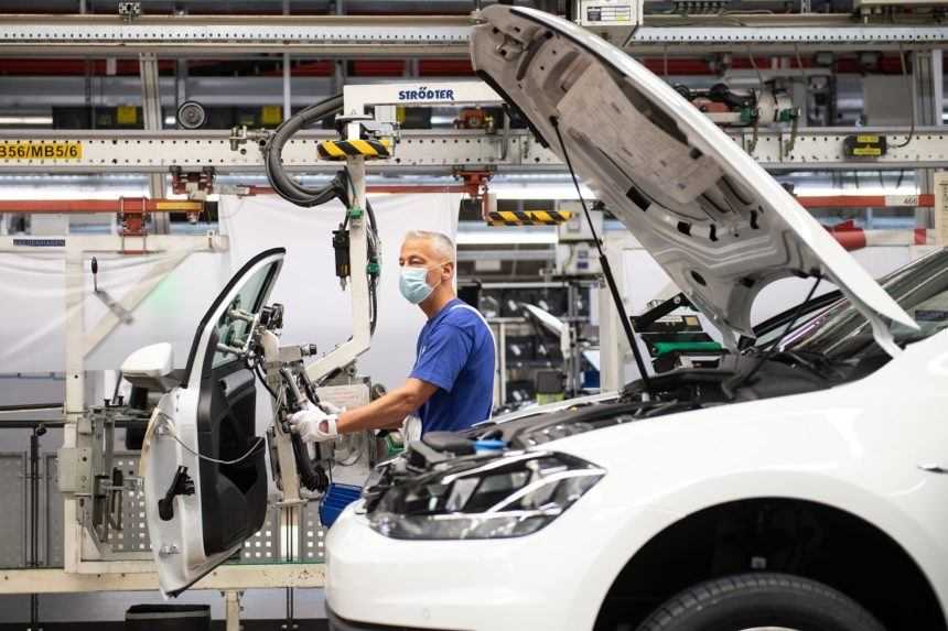 Automobilovému priemyslu chýbajú čipy, VW už v Nemecku obmedzil výrobu