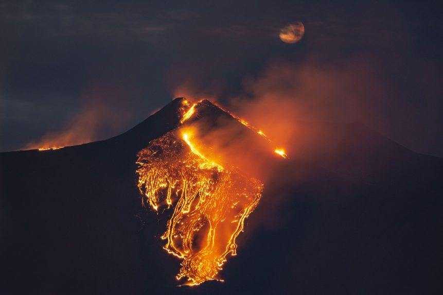 Sicílska sopka Etna opäť chrlila popol a lávu