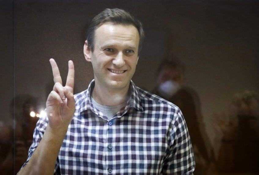Moskovský súd potvrdil väzenie pre Navaľného, trest mu mierne znížil
