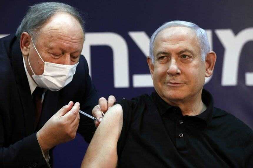 Izrael po urgenciách pozastavil darovanie vakcín