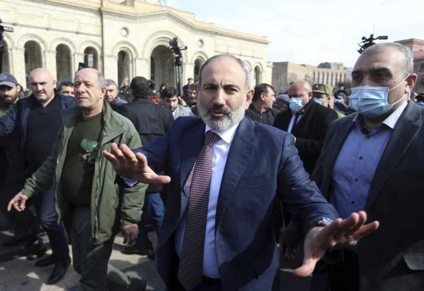 Šéf arménskej vlády Pašinjan odstúpil, aby umožnil konanie volieb v júni