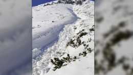Skialpinisti pod Slavkovským štítom natočili „mokrú“ lavínu